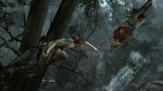 Natürlich darf Lara Croft in Tomb Raider auch schießen. Dazu muss sie allerdings diesen Bogen von der Leiche stibitzen. Eine feine Kletterpartie ist das.