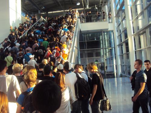 Trotz 'verbessertem Einlassmanagement' sicherlich dieses Jahr nicht anders: Die Gamescom ist ziemlich voll. Um das in den Griff zu bekommen, beendet die Kölnmesse den Ticketvorverkauf für den Hype-Samstag nun vorzeitig am morgigen 8.8.2012.