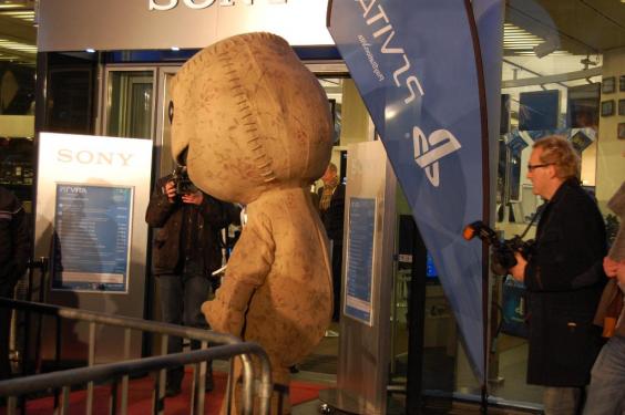 Sogar Sackboy ist deprimiert, weil er nun nicht mehr mit seinem japanischen Account Spiele saugen kann, die in Deutschland gar nicht erscheinen. 