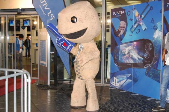 Da freut sich der Sackboy, denn wer die PS Vita kauft, bekommt FIFA Football geschenkt.