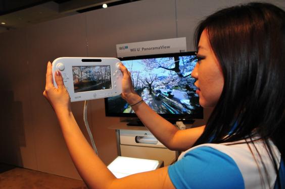 Peter Molyneux ist wegen der Wii U noch skeptisch. Was wohl die junge Dame davon hält? (1)