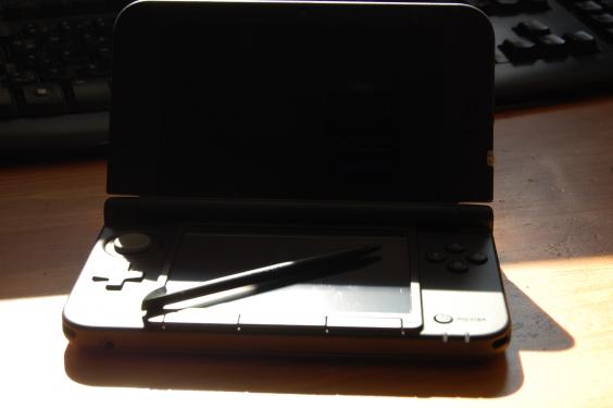 Bei Gegenlicht hilft nun der matte Rahmen des oberen Screens - er spiegelt nicht so höllisch wie sein Vorgänger. 