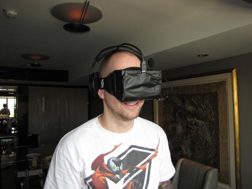 Noch ein Prototyp: Die 3D-Brille ist eine normale Skibrille, in die Linsen eingearbeitet sind. Das Display ist mit Gaffa-Tape befestigt.