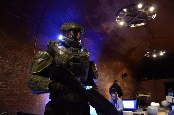 Der Master Chief bewacht die geheime Event-Location in Hamburg: Gamezone hat schon vorab eine fast fertige Version von Halo 4 anspielen können und mit Frank O'Connor, dem neuen Halo-Chef, über die Trilogie gesprochen.