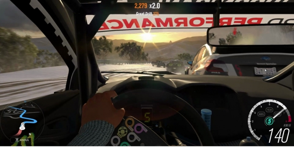Die Intensität der Rennen ist dank des grandiosen Fahrgefühls und des rutschigen Untergrunds im DLC höher denn je.