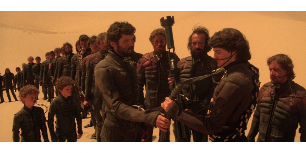 Paul Atreides mit seinen Fremen-Gefolgsleuten.