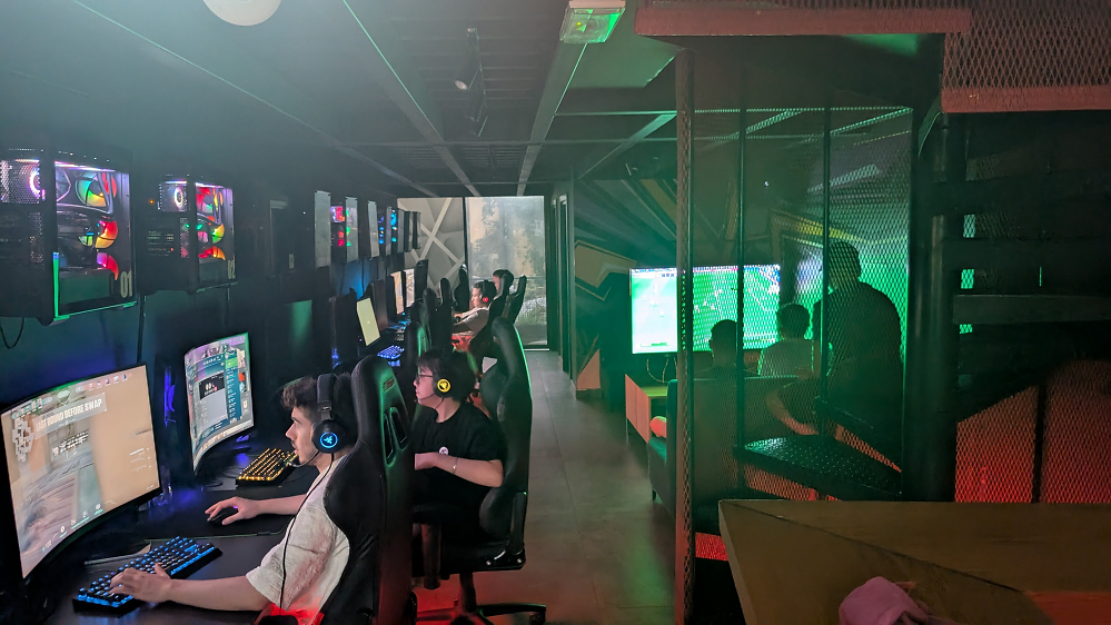 Gamer im Gaming Café in Tirana