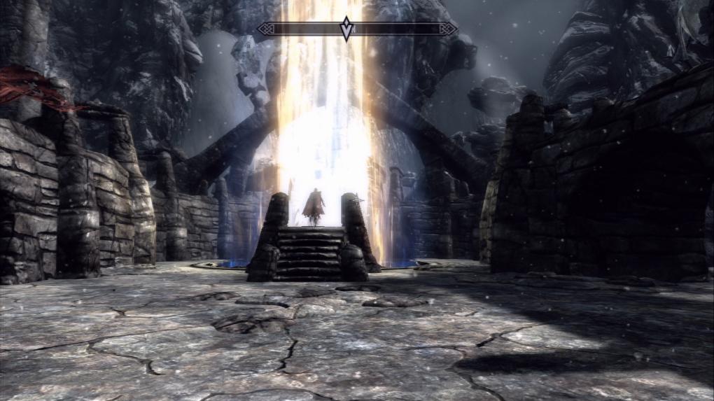 Eine Lichtsäule steigt aus dem Zugang nach Sovngarde auf. Wenn wir schnell genug sind, können wir sogar ohne Kampf hineinspringen.