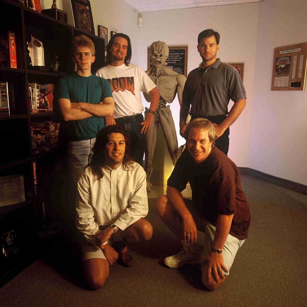 Hintere Reihe: John Carmack (links oben), Adrian Carmack, Kevin Cloud. Untere Reihe: John Romero (links unten) und Jay Wilbur.
