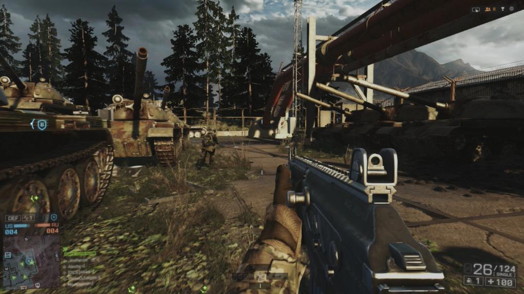 Zavod 311 bietet viele Ecken, in denen sich Feinde verstecken können! Diese rostenden Panzer liefern zum Beispiel viel Deckung.