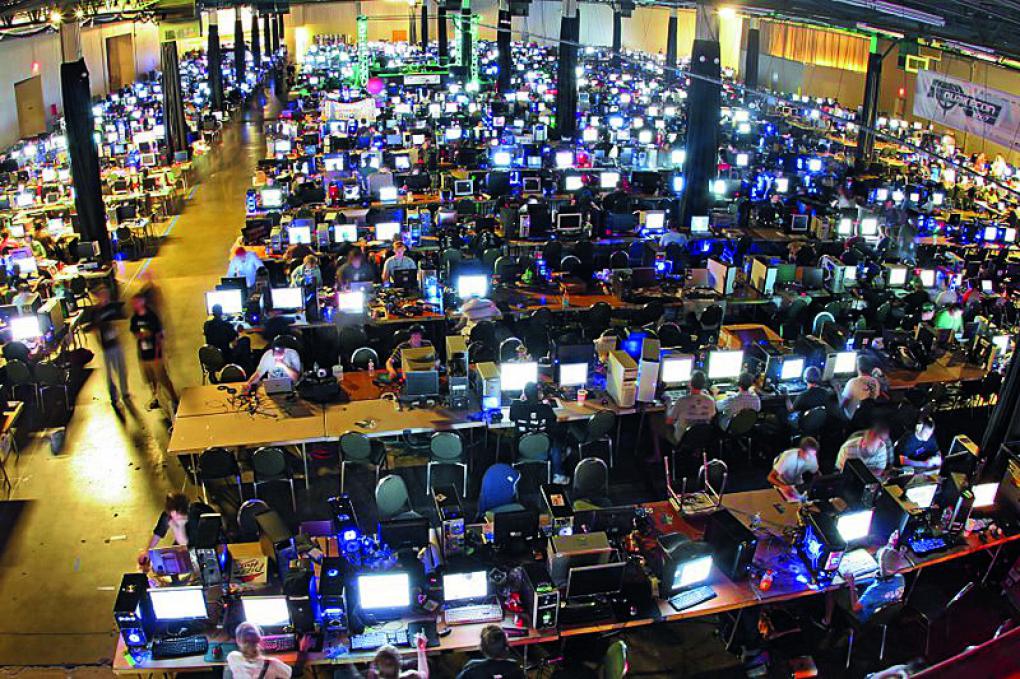 Die dunklen Hallen des riesigen BYOC-Bereichs (Bring Your Own Computer) sind der Mittelpunkt der QuakeCon. Von Jahr zu Jahr locken sie mehr Fans nach Dallas im US-Bundesstaat Texas.