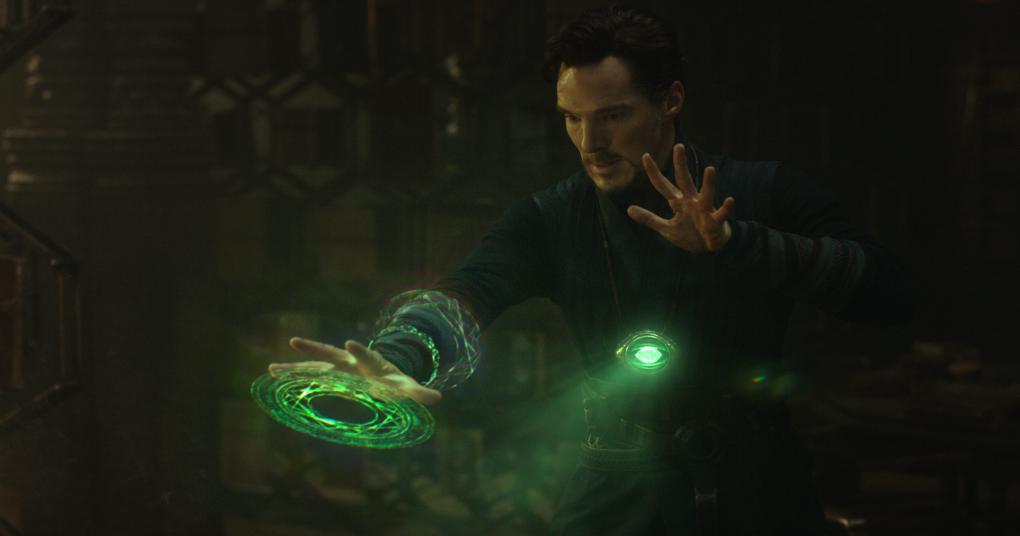 Der Zeitstein (Time Stone) befindet sich in dem Amulett Auge von Agamotto und wurde von Doctor Strange im Kampf gegen Dormammu eingesetzt.