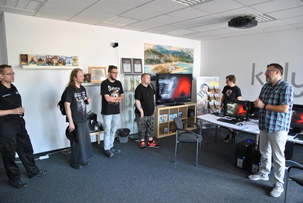 Producer Christian Schlütter und PR-Manager Bernd Berheide gaben vor dem Anspielen einen kleine Präsentation zu Sudden Strike 4 und zur Firmengeschichte von Kalypso Media.