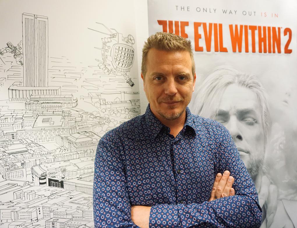 Trent Haaga ist Drehbuchautor, Regisseur und Schauspieler und macht eigentlich Horrorfilme. Für The Evil Within 2 hat er auch im Gaming-Bereich zur Feder gegriffen.
