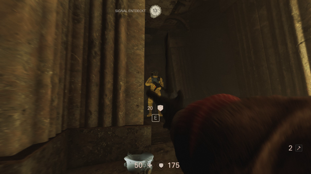 Wolfenstein 2: The New Colossus - Aus der Deckung heraus strecken wir die Wache mithilfe unseres Wurfbeils nieder - still und leise.