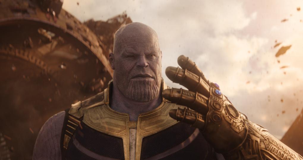 In dieser Szene hat Thanos bereits den Raumstein (Space Stone) und den Stein der Macht (Powerstone) in seinen Infinity Gauntlet eingesetzt.