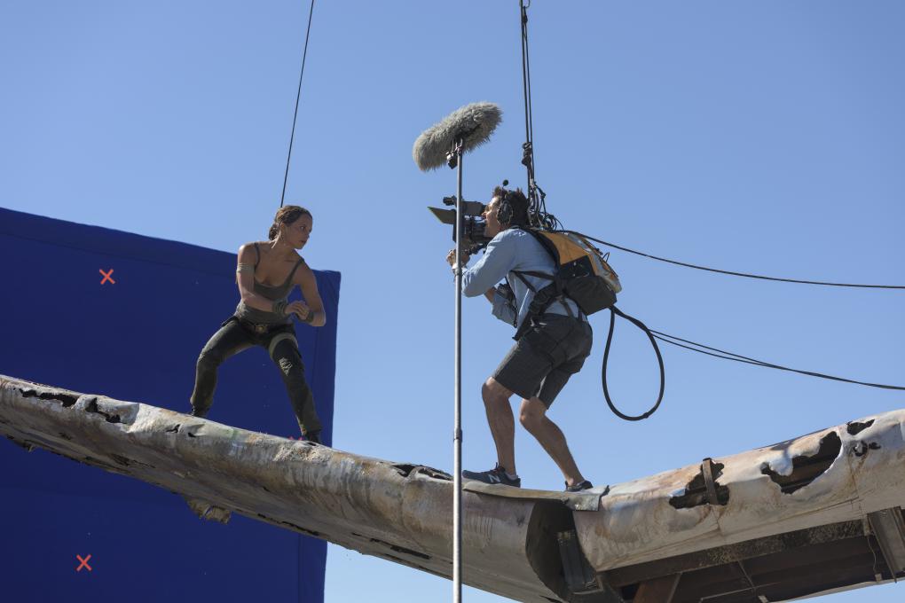 Beim Dreh: Gesichert mit Seilen, führte Alicia Vikander etliche Stunts selber aus.