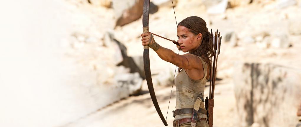 Selbstverteidigung: Die Erwachsene Lara (A. Vikander) weiß auch mit dem Bogen umzugehen.