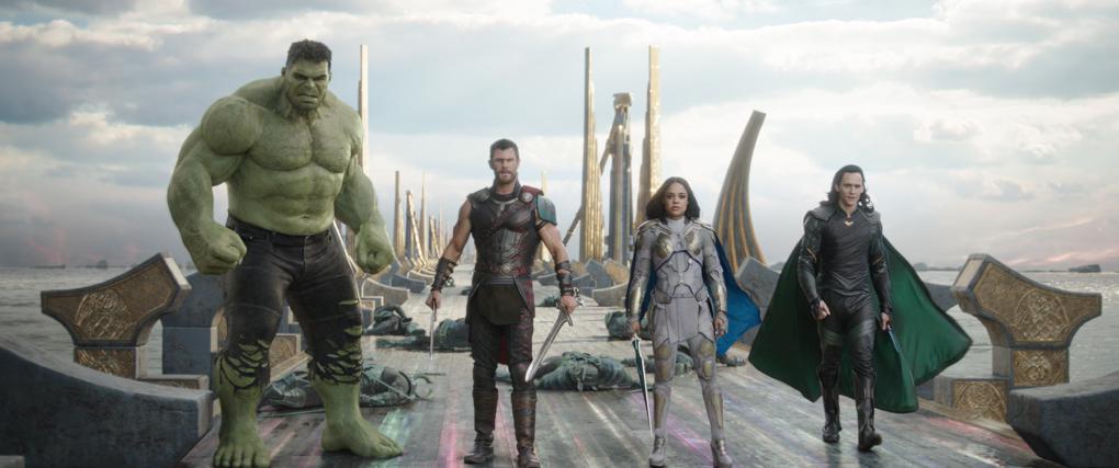 Szenenbild: 'Thor: Die Entscheidung' (2017) - von links: Hulk, Thor, Walküre und Loki