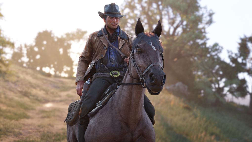 Arthur Morgan aus Red Dead Redemption 2 beim Ausritt auf einem Pferd.