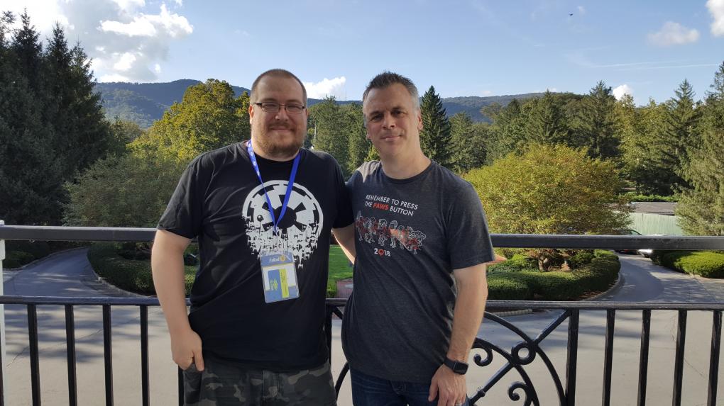 Vor der malerischen Kulisse der Hügel von West Virginia sprach PC Games-Redakteur Matthias Dammes mit Pete Hines, dem Marketing-Chef von Bethesda.