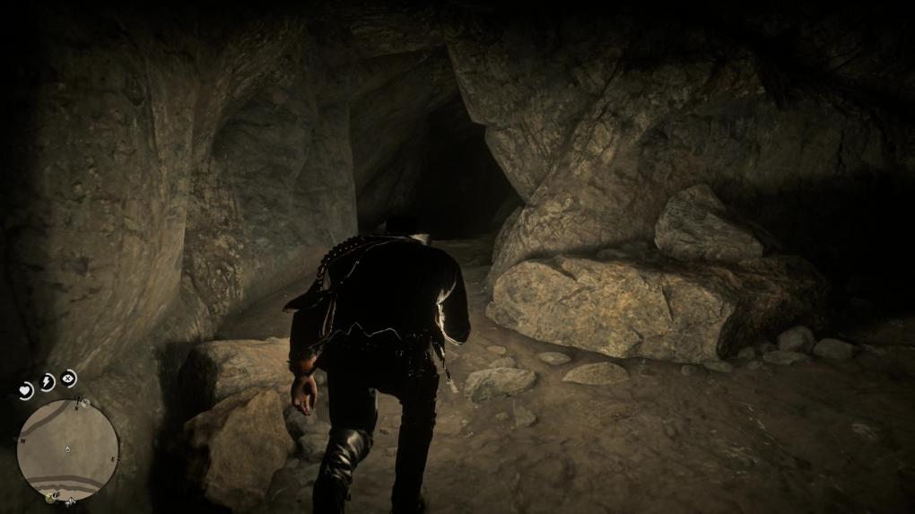 Arthur nimmt den linken Weg in der Höhle in Red Dead Redemption 2. 