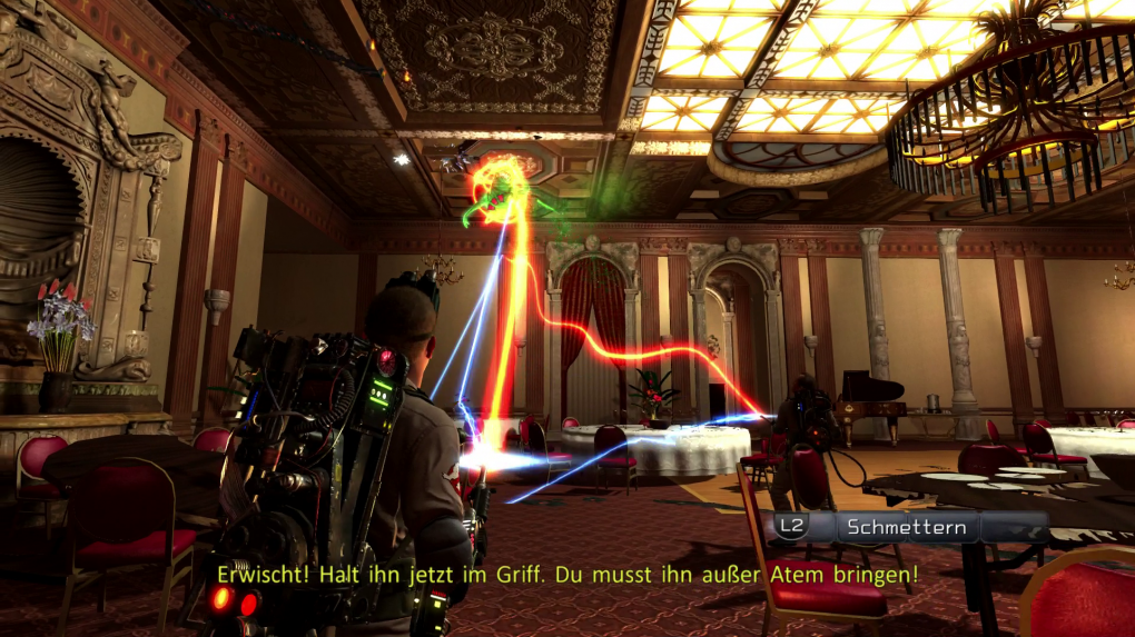 Das Spiel steckt voller gelungener Anspielungen und Zitate der beiden Filme. Direkt zu Beginn jagt man Slimer im Ballsaal des Sedgewick Hotels.