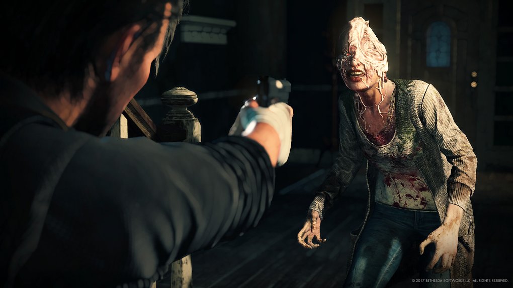 Der Hauptcharakter schießt auf ein Horromonster in The Evil Within