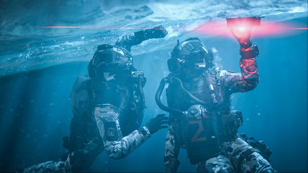 Soldaten tauchen unter der Wasseroberfläche