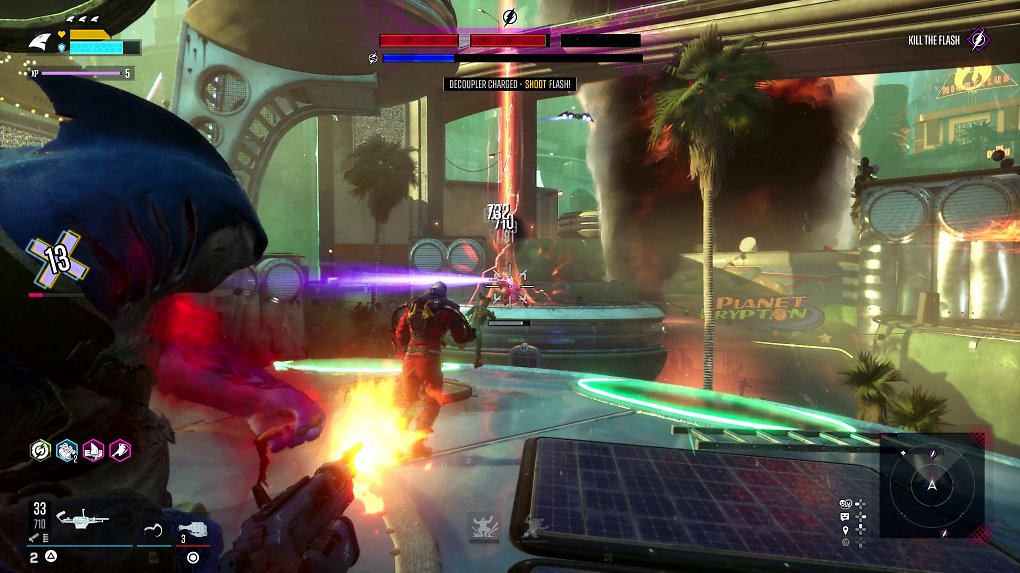 Kampfszene mit King Shark als Spielercharakter, der eine Minigun abfeuert.