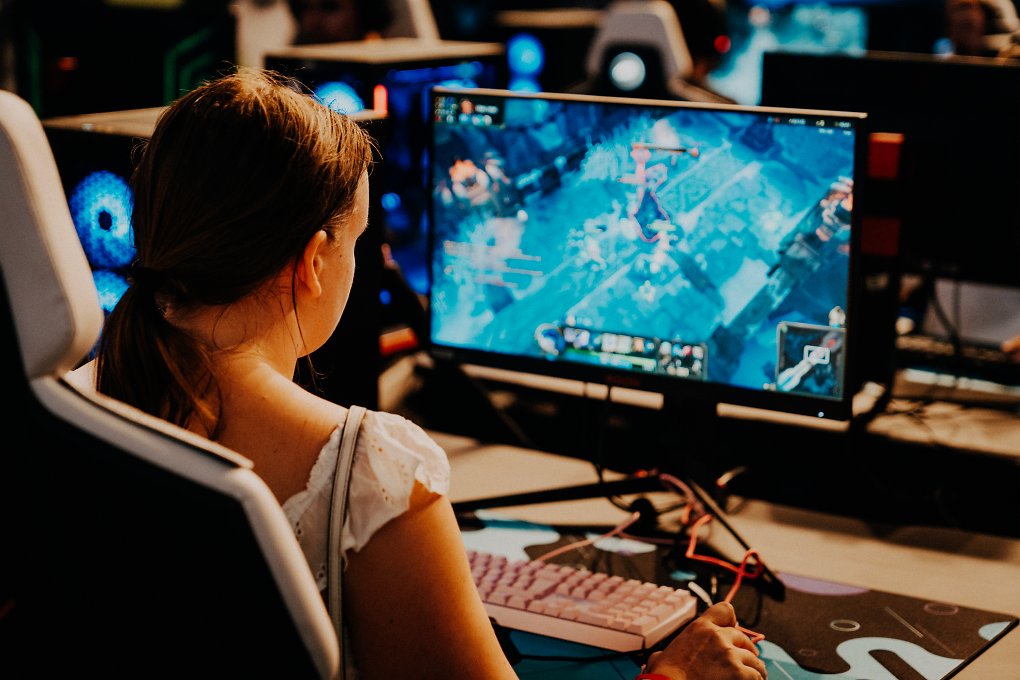 Person spielt Videospiel