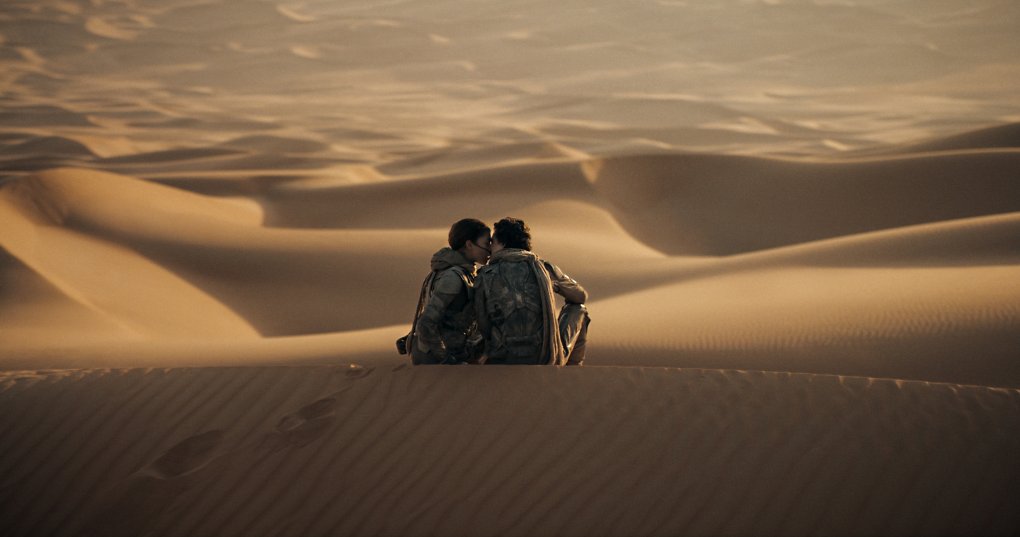Paul &amp; Chani küssend in der Wüste von Arrakis.