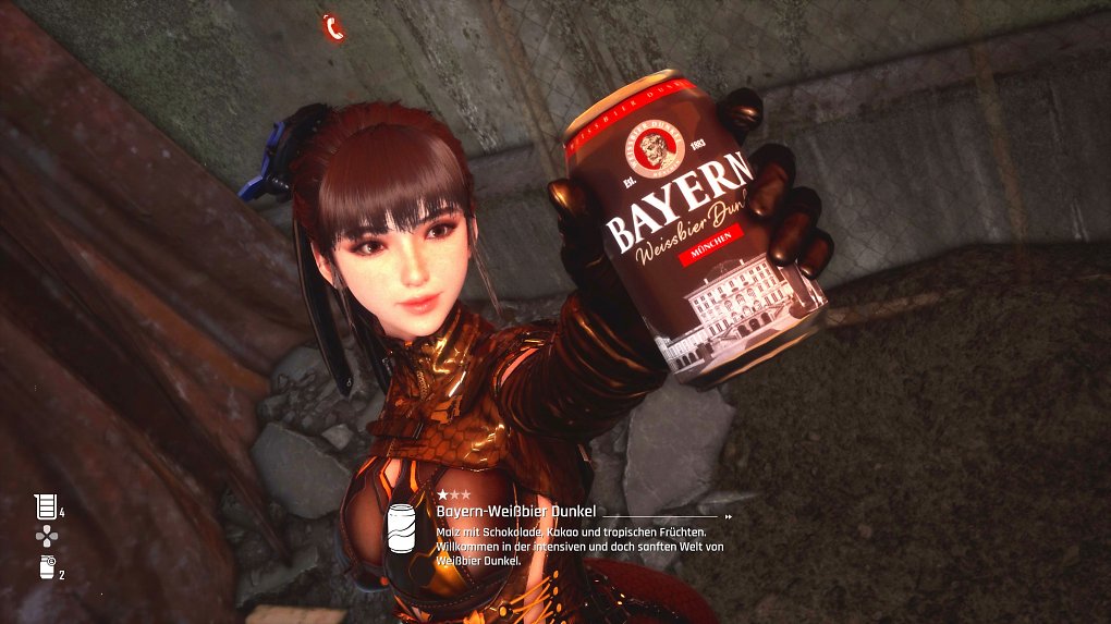 Eve hält grinsend eine Dose mit dem Aufdruck "Bayern Weißbier Dunkel" in die Kamera.