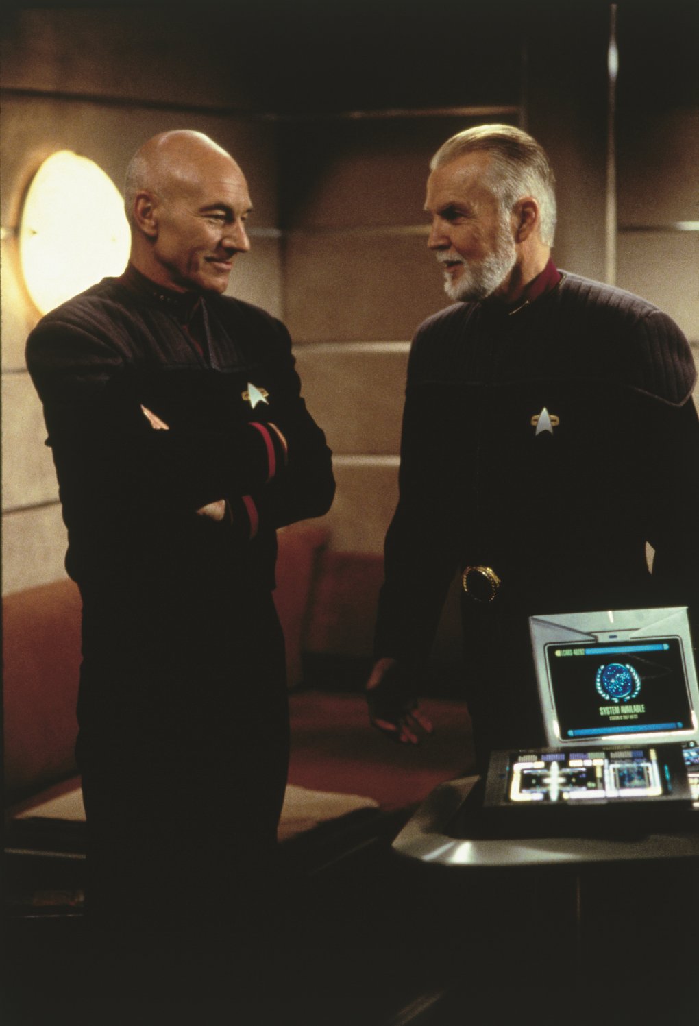 Picard und Vorgesetzter mit einem Notebook des 24. Jahrhunderts