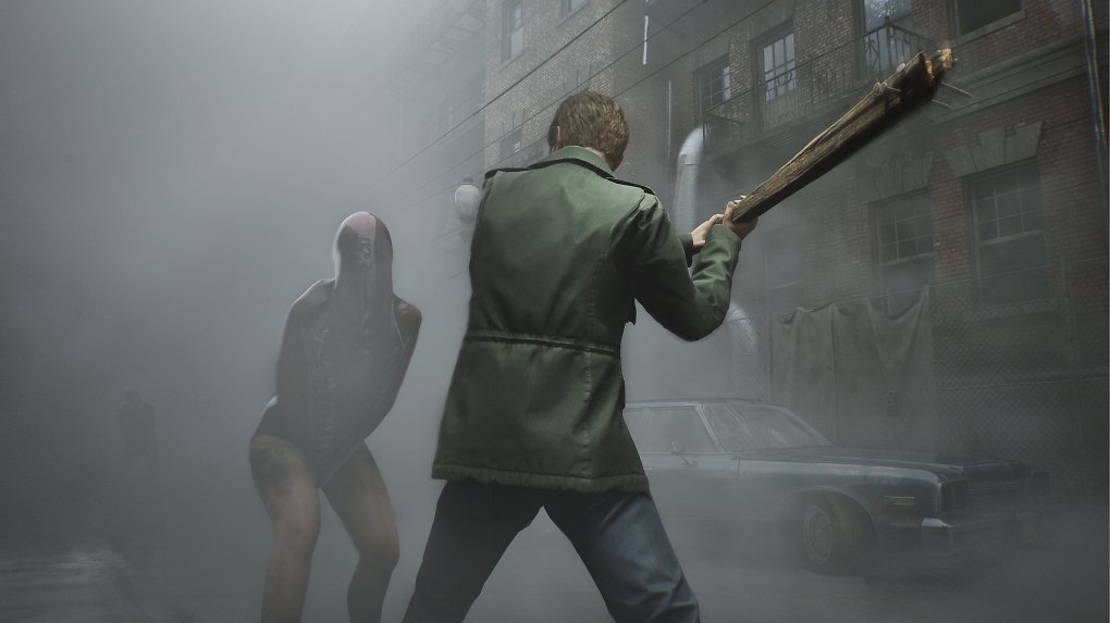 James aus Silent Hill 2 kämpft mit einem Holzbrett gegen ein Monster