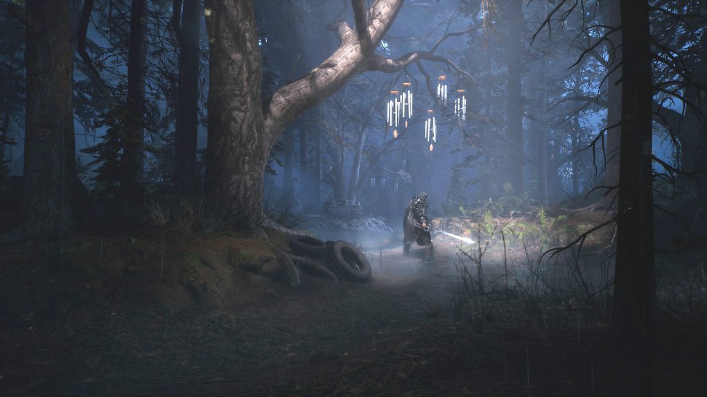 Krieger im Wald unter einigen Windspielen