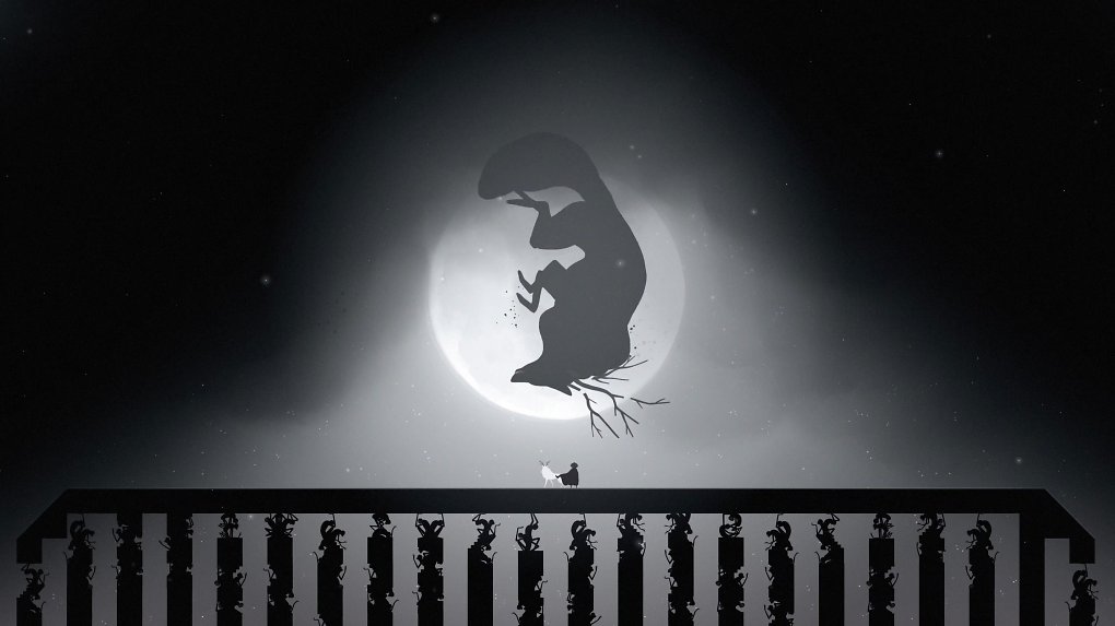 Der Schatten eines Wolfes spiegelt sich vorm Mond