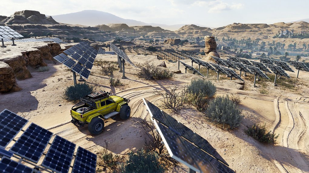 Ein Buggy steht zwischen Solaranlagen in einem Wüstengebiet