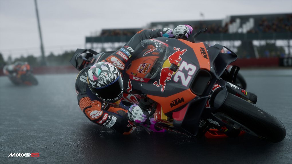Eine Red-Bull-KTM legt sich in die Kurve