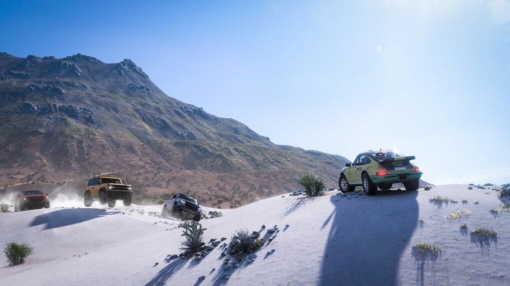Fahrzeuge stehen auf einem schneebedeckten Gipfel in Forza Horizon 5