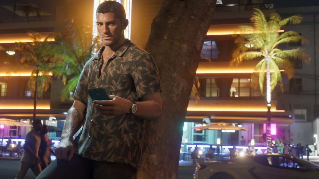 Jason Duval - Protagonist in GTA 6 - lehnt mit seinem Handy in der Hand an einem Baum.