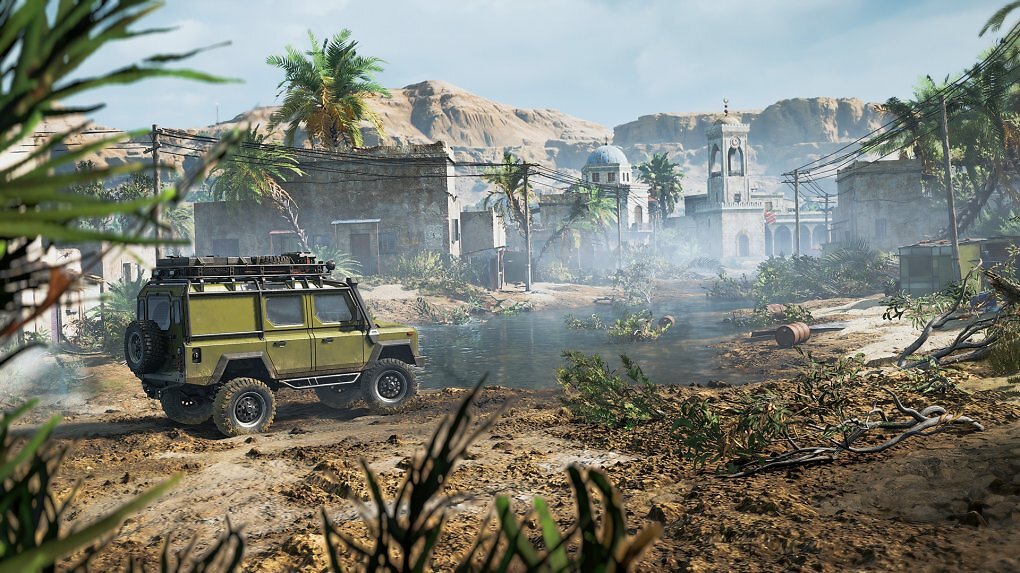 Ein Jeep steht vor einem überfluteten Gebiet