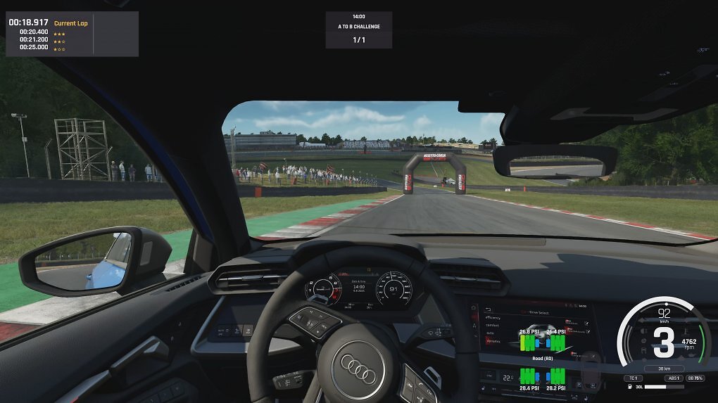 In Assetto Corsa EVO düsen wir nicht nur mit hochgezüchteten Rennmaschinen durch die Gegend, sondern auch Straßenfahrzeuge manövrieren wir über die Rennstrecken.