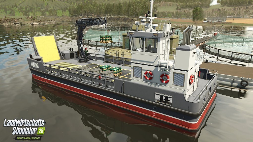 Via Kran werden Fische und Futter vom Boot an Land gebracht.