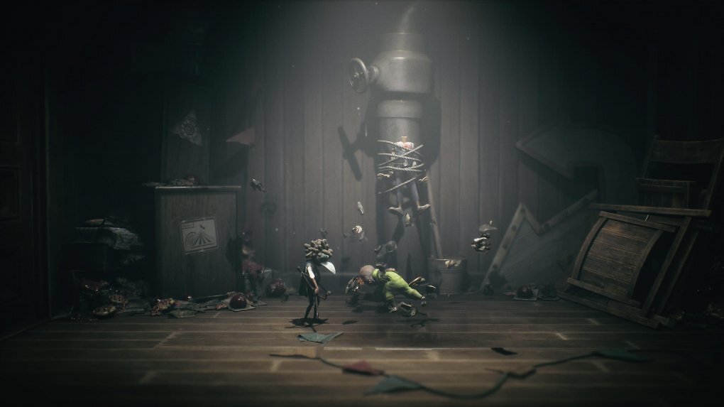 Alone zertrümmert den Kopf einer Puppe. Low steht daneben und beobachtet sie.