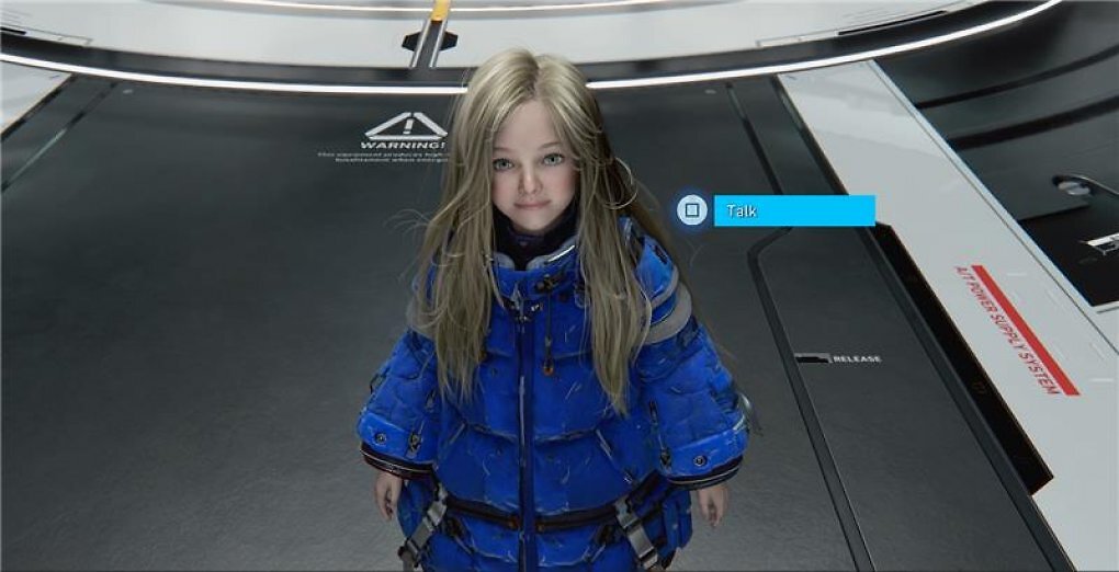 Diana steht in einer übergroßen, blauen Jacke mit dem Gesicht zur Kamera.