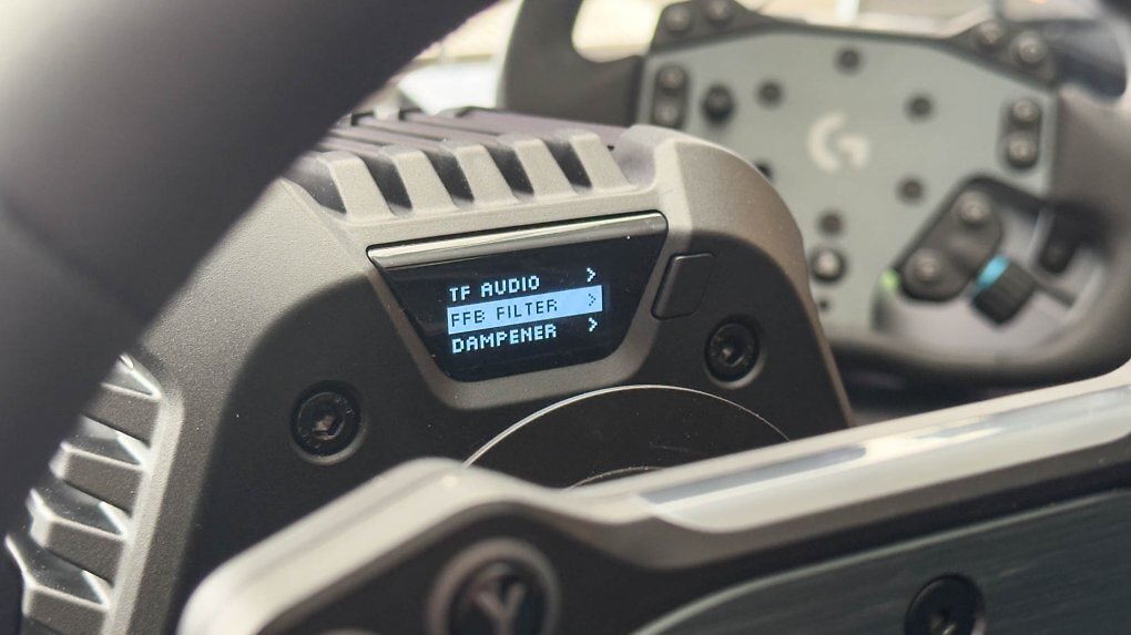 Am Lenkrad lassen sich direkt etliche Einstellungen anpassen. Jeder virtuelle Pilot möchte schließlich unter anderem ein anderes Force-Feedback.