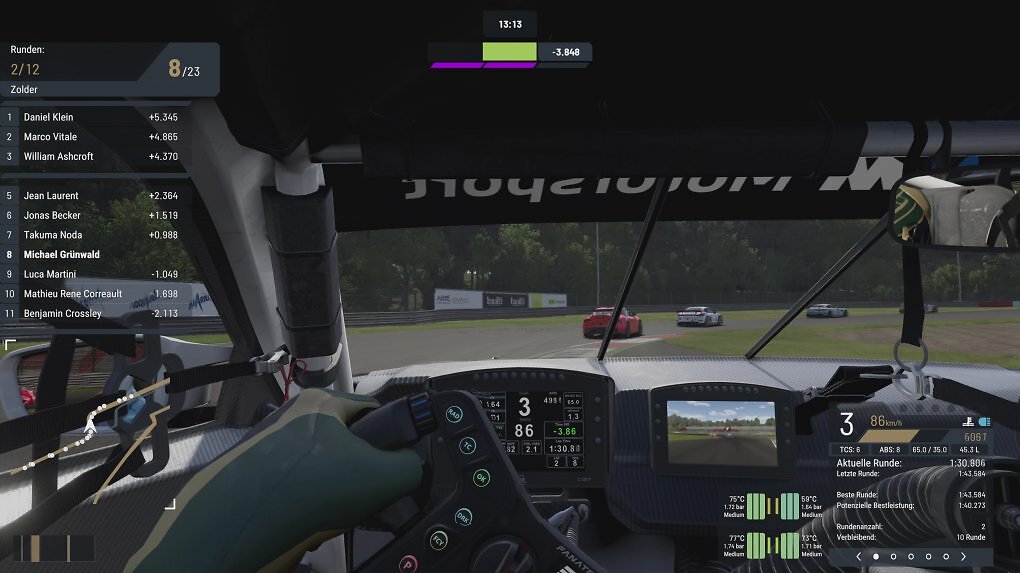 Die GT4-Boliden sind anspruchsvoll zu fahren. Mit ein paar Runden Übung tasten wir uns aber langsam an die Bestzeiten heran.
