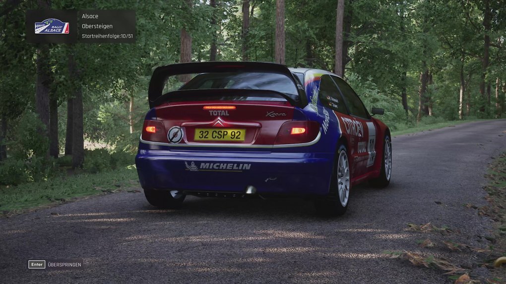 Nach außen sehen viele Rallyeautos recht seriennah aus, doch die Pferdestärken unter der Haube darf man nicht unterschätzen.
