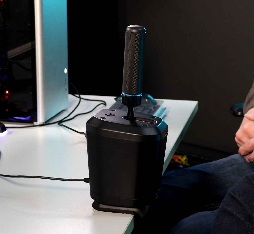 Der Logitech RS Shifter &amp; Handbrake ist praktisch für alle Rallye-Spiele und mit sämtlichen Hardware-Produkten kompatibel.